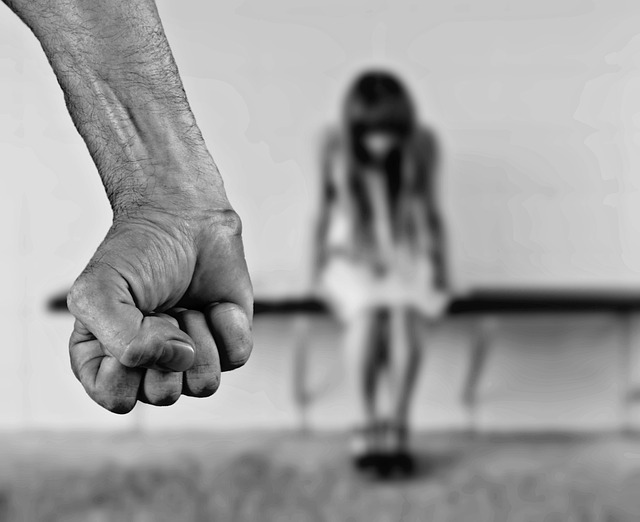 **Czas ekranowy a zdrowie psychiczne: Czy śledzenie czasu spędzonego online naprawdę pomaga, czy wręcz przeciwnie – nasila lęk i stres?**